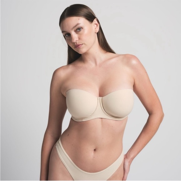 SKIMS NWT Fits Everybody Strapless Bra - Sand